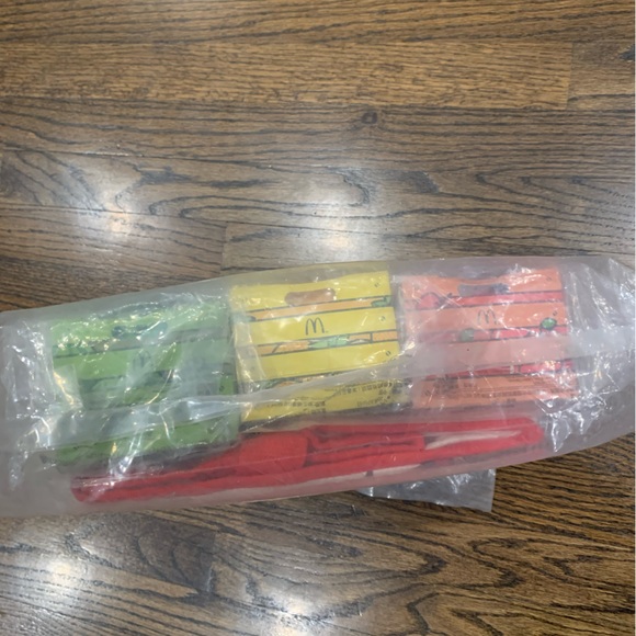 New Hello Kitty Fruit Mart x McDonald’s Plush Set of 6 with Picnic Bag - Picture 6 of 11